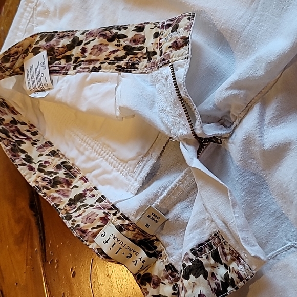 Adorable Ivory Cargo Shorts (NWOT) - Picture 6 of 10